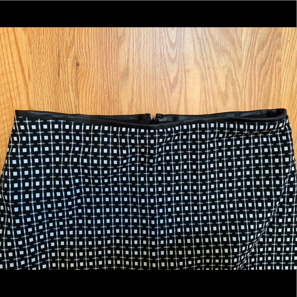 Express Black and White Patterned Skirt - Picture 3 of 6